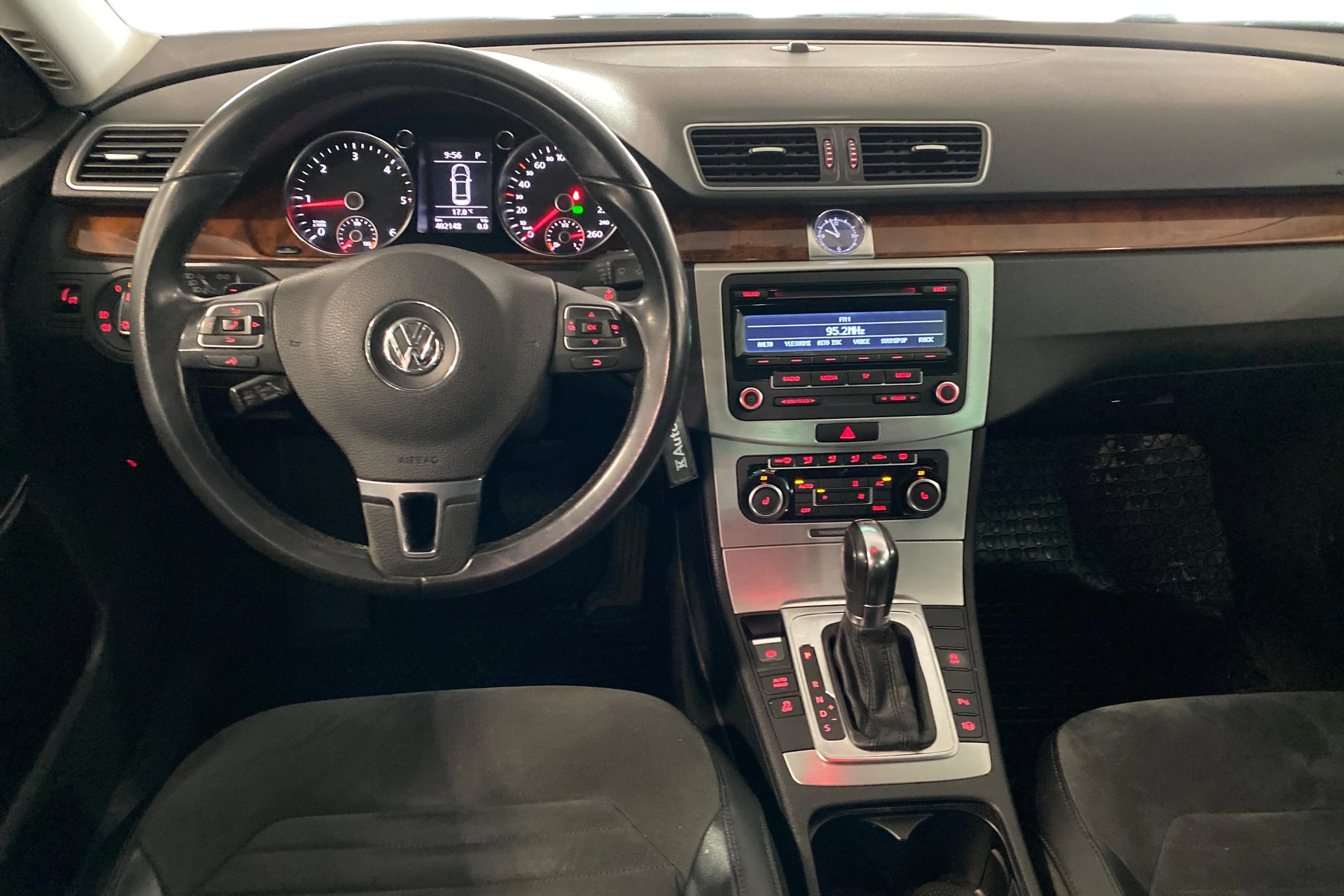 musta Volkswagen Passat 2011 kuva 7.