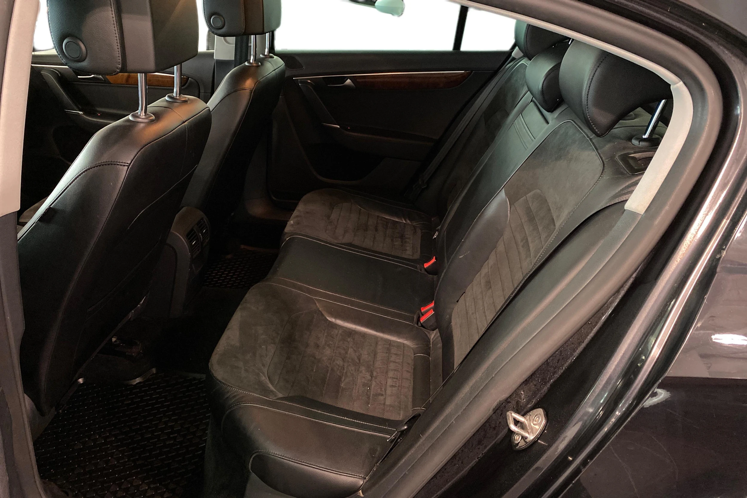 musta Volkswagen Passat 2011 kuva 8.