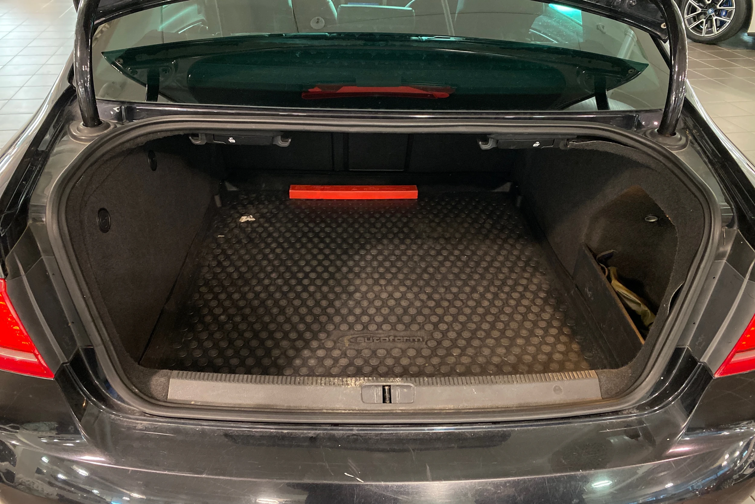 musta Volkswagen Passat 2011 kuva 11.