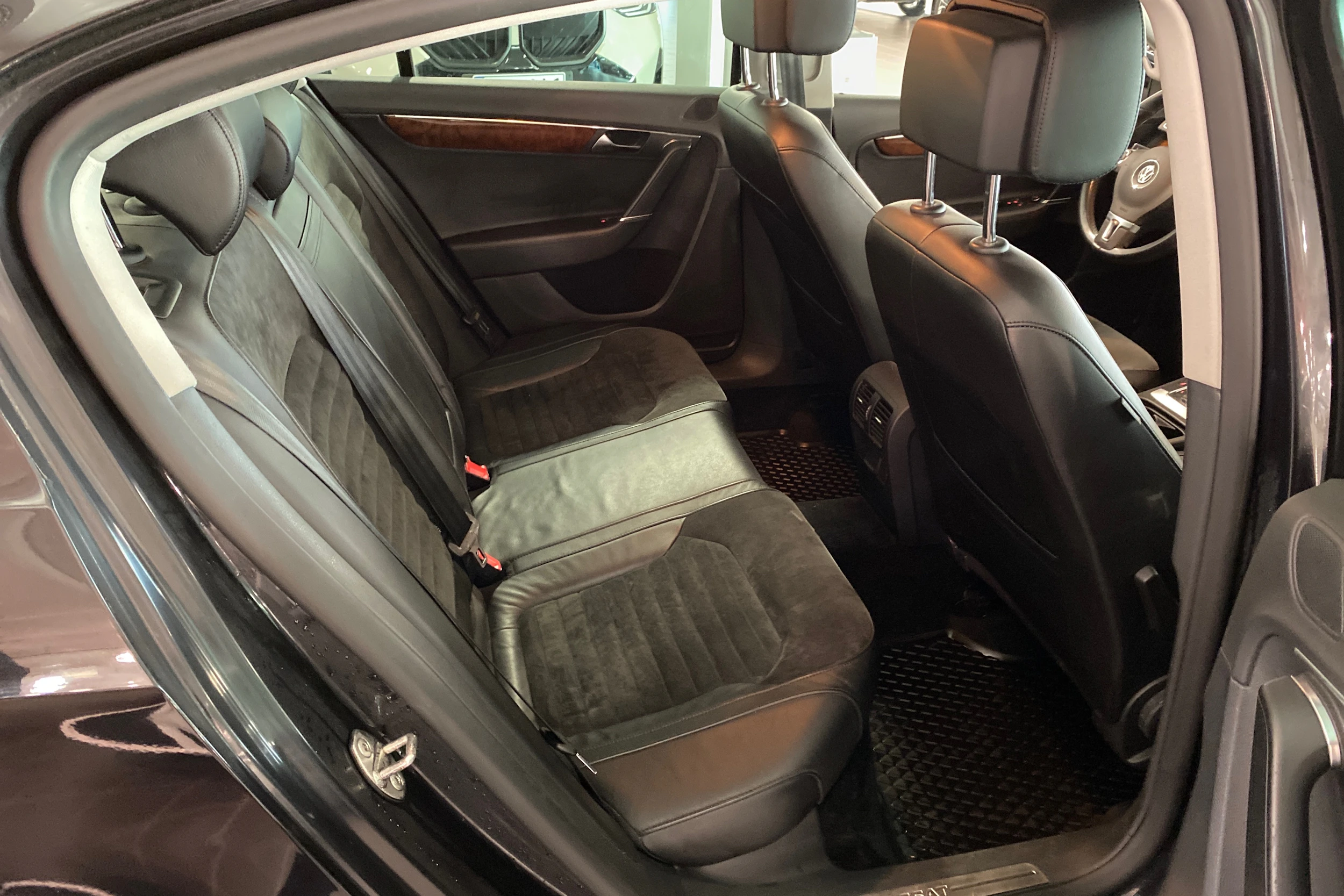 musta Volkswagen Passat 2011 kuva 13.
