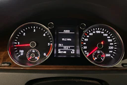 musta Volkswagen Passat 2011 kuva 19.
