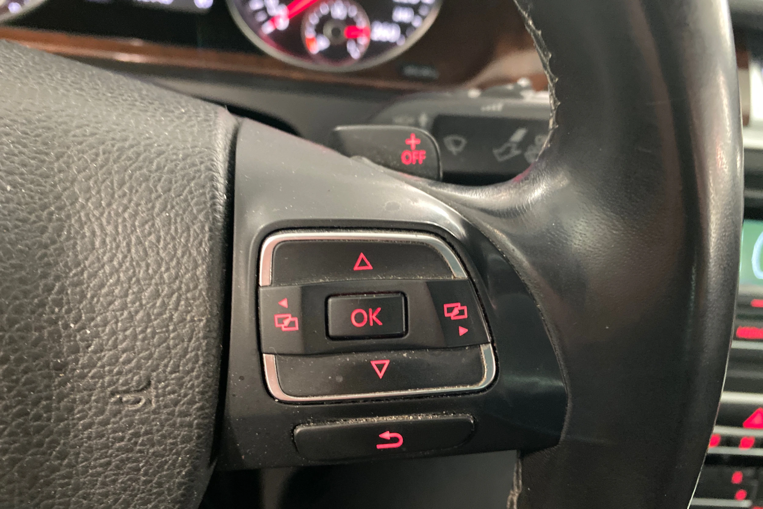 musta Volkswagen Passat 2011 kuva 25.