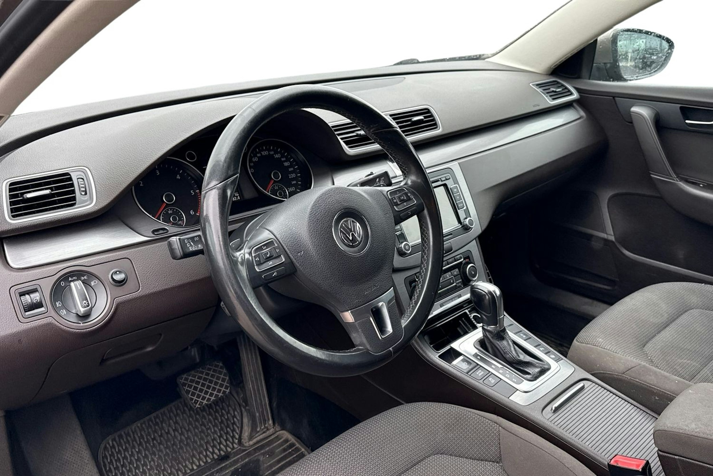 ruskea (beige) Volkswagen Passat 2011 kuva 3.