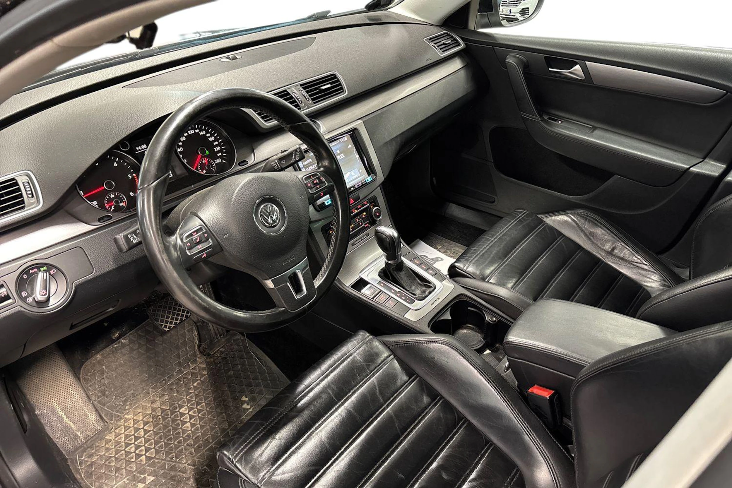 musta Volkswagen Passat 2011 kuva 3.