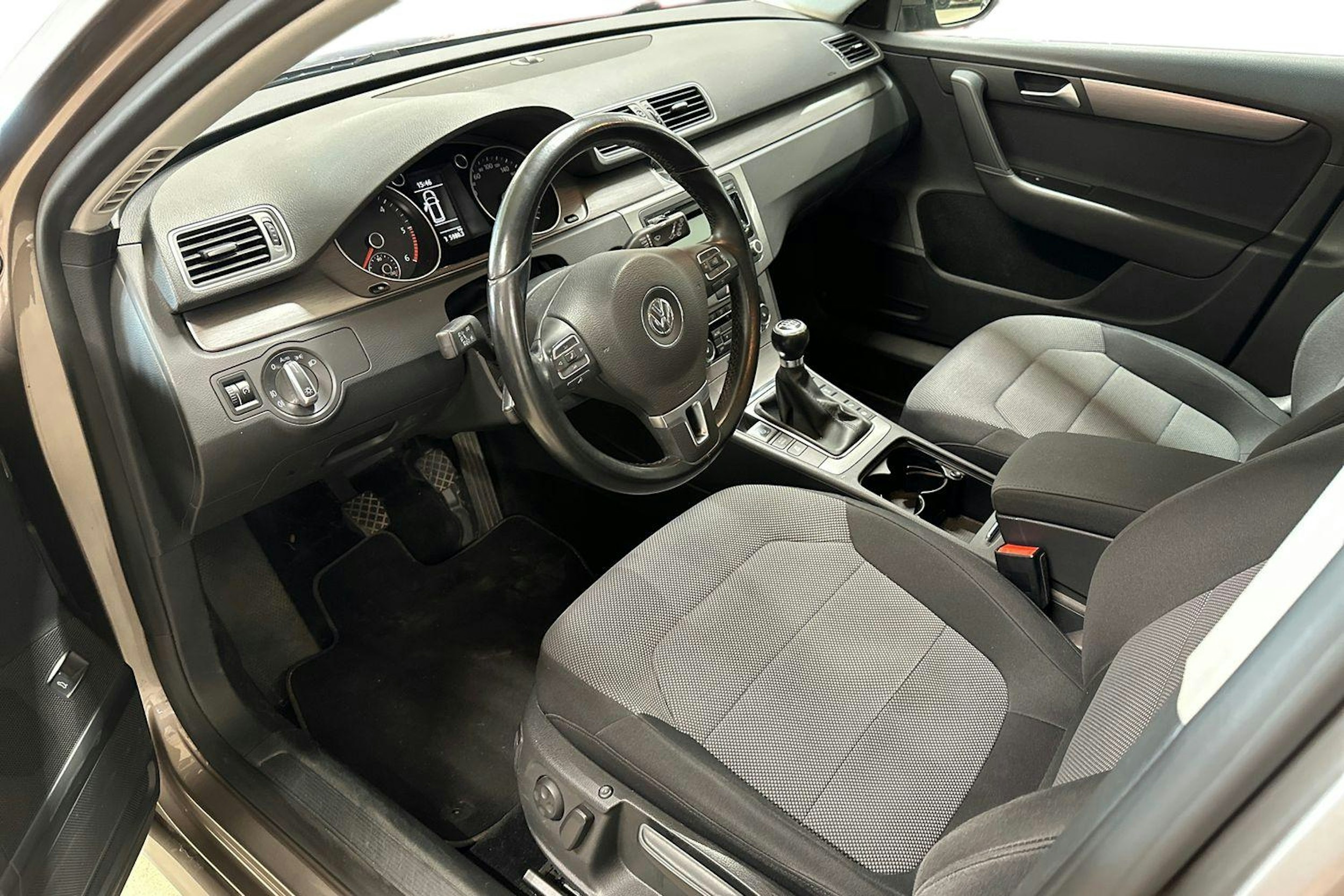 ruskea (beige) Volkswagen Passat 2011 kuva 3.