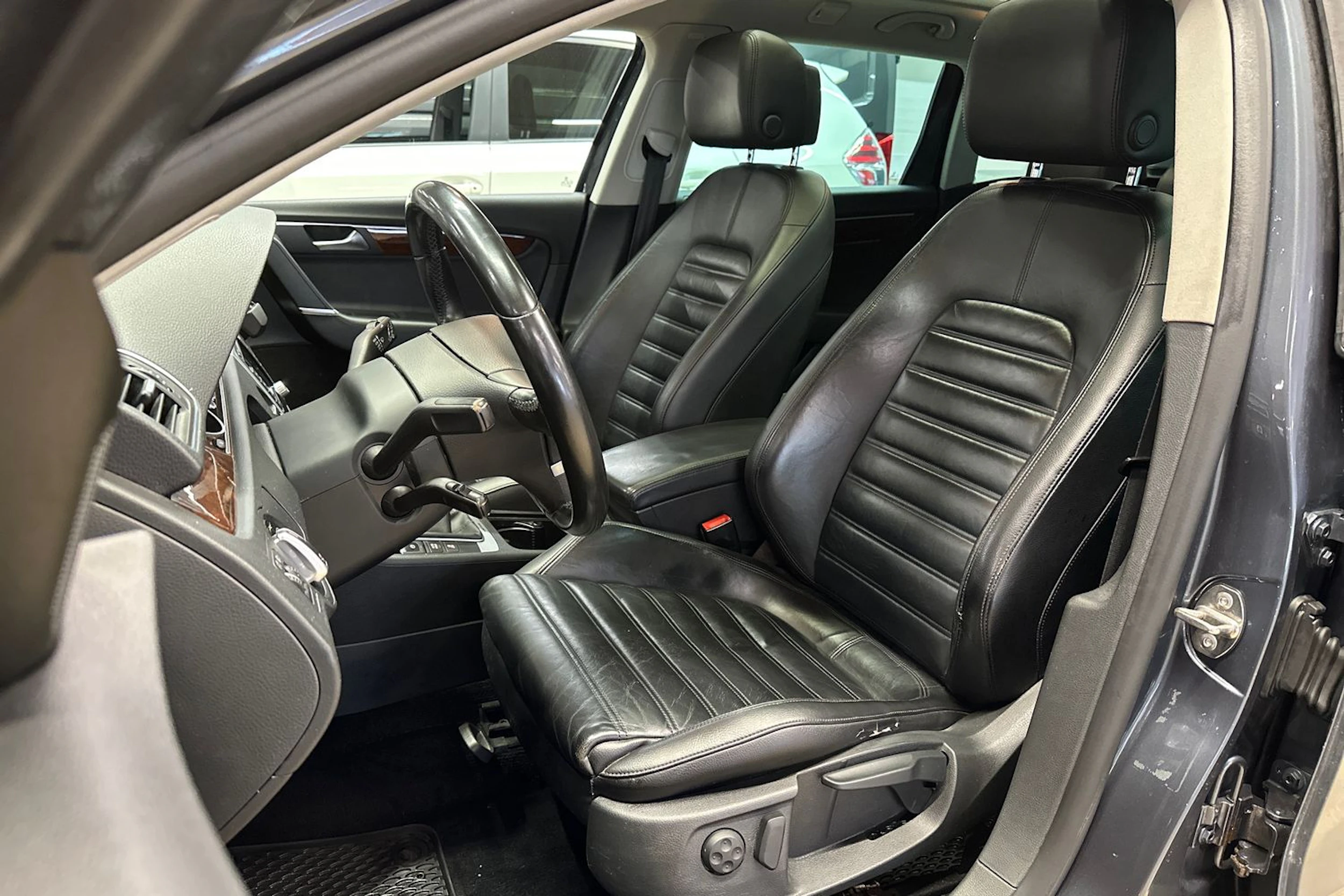 harmaa Volkswagen Passat 2011 kuva 12.