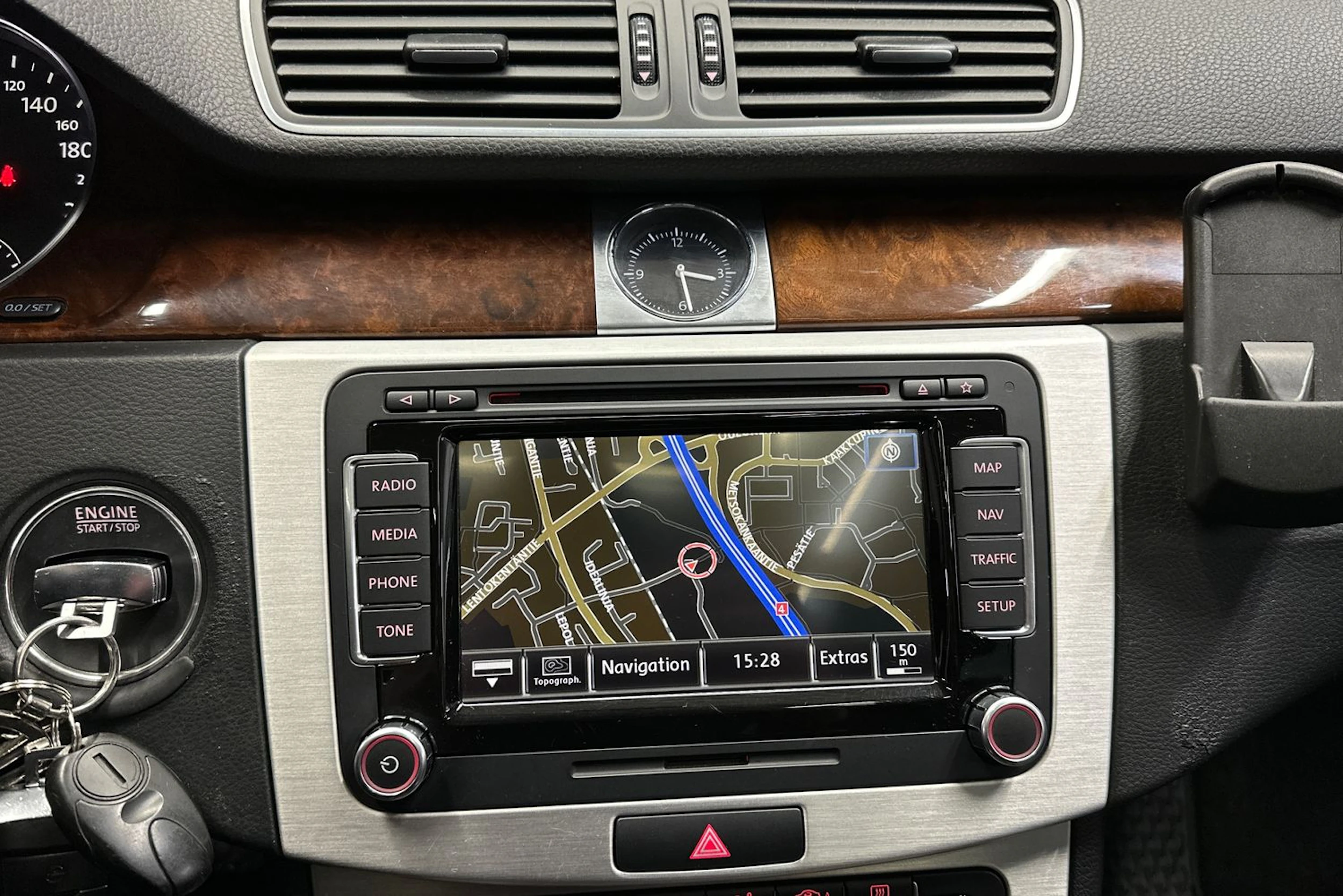 harmaa Volkswagen Passat 2011 kuva 14.