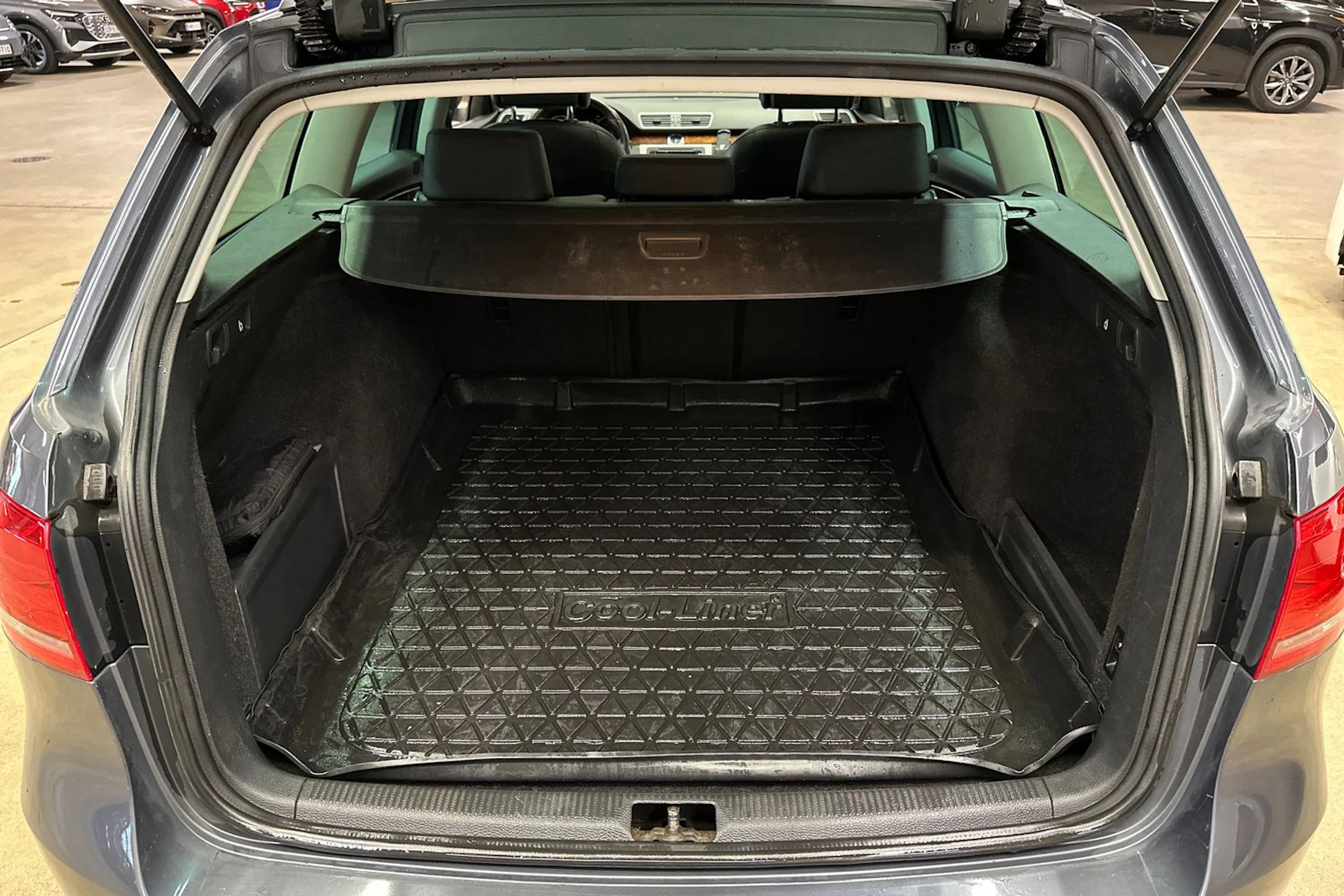 harmaa Volkswagen Passat 2011 kuva 23.