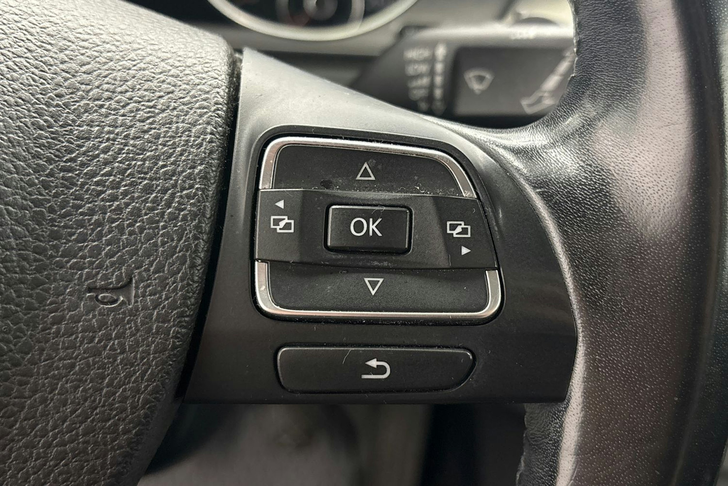 harmaa Volkswagen Passat 2011 kuva 16.