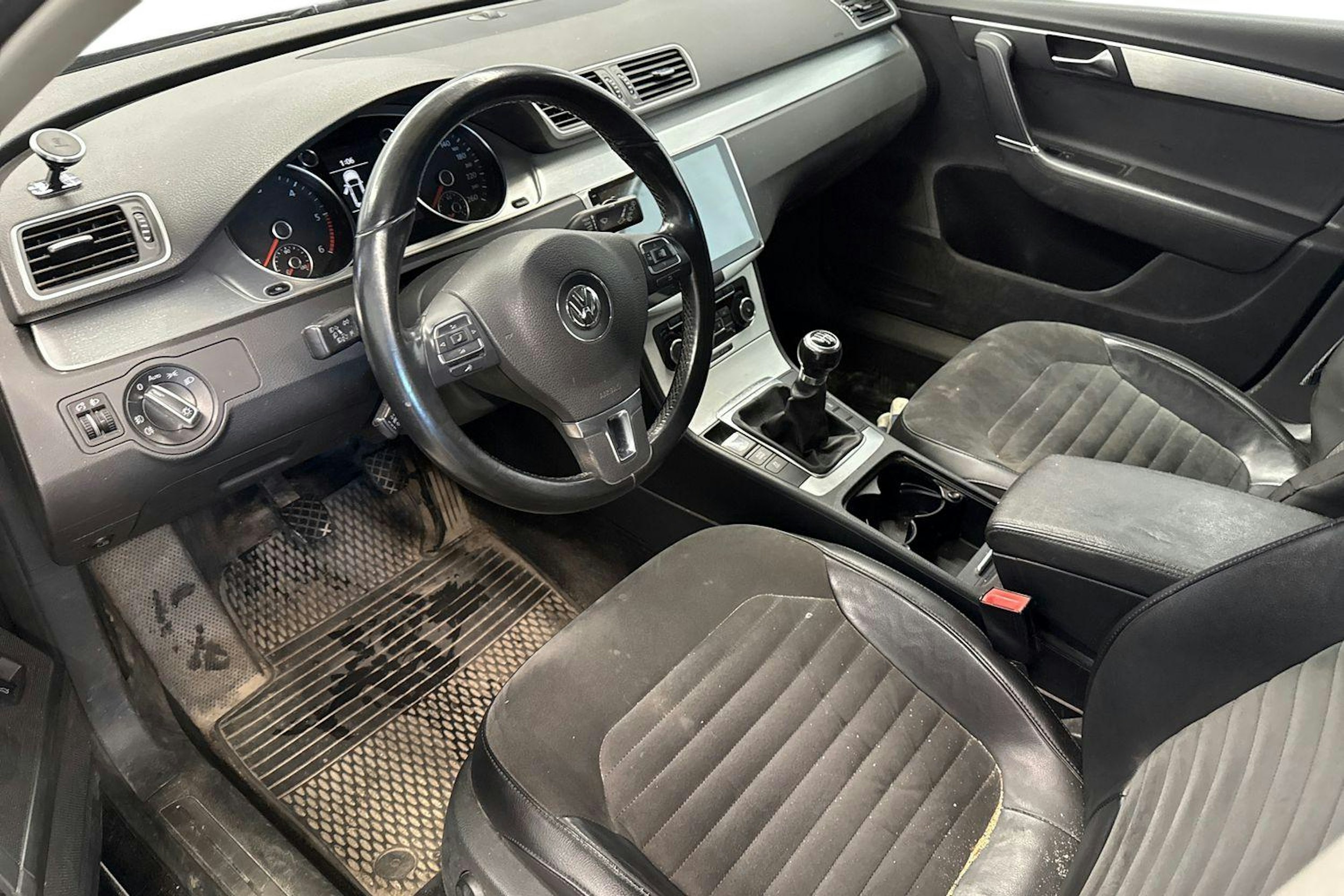 ruskea (beige) Volkswagen Passat 2011 kuva 6.