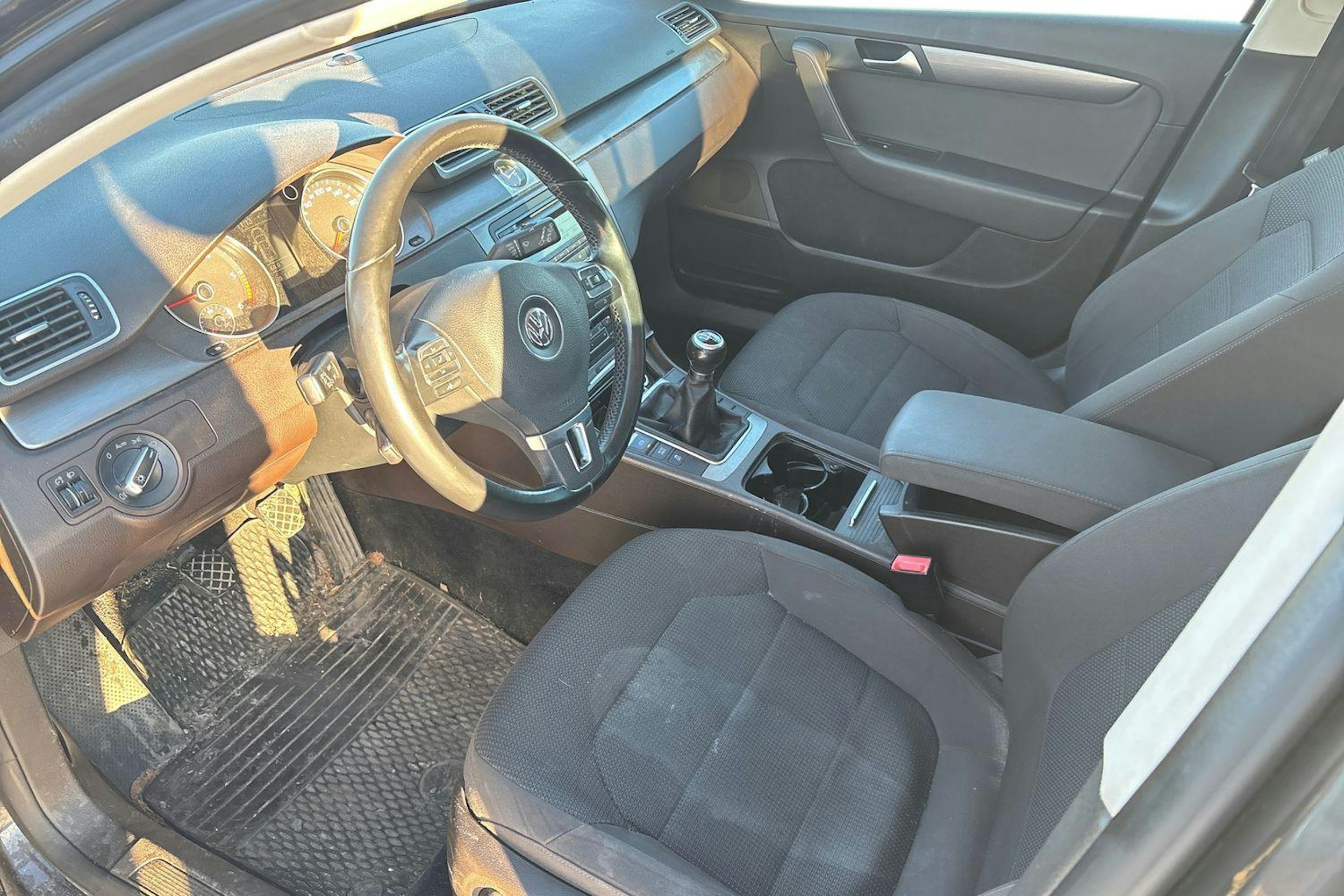 ruskea (beige) Volkswagen Passat 2011 kuva 7.