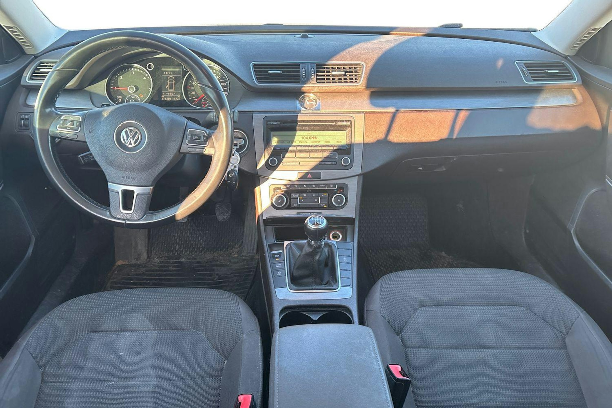 ruskea (beige) Volkswagen Passat 2011 kuva 9.