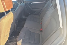 ruskea (beige) Volkswagen Passat 2011 kuva 10.