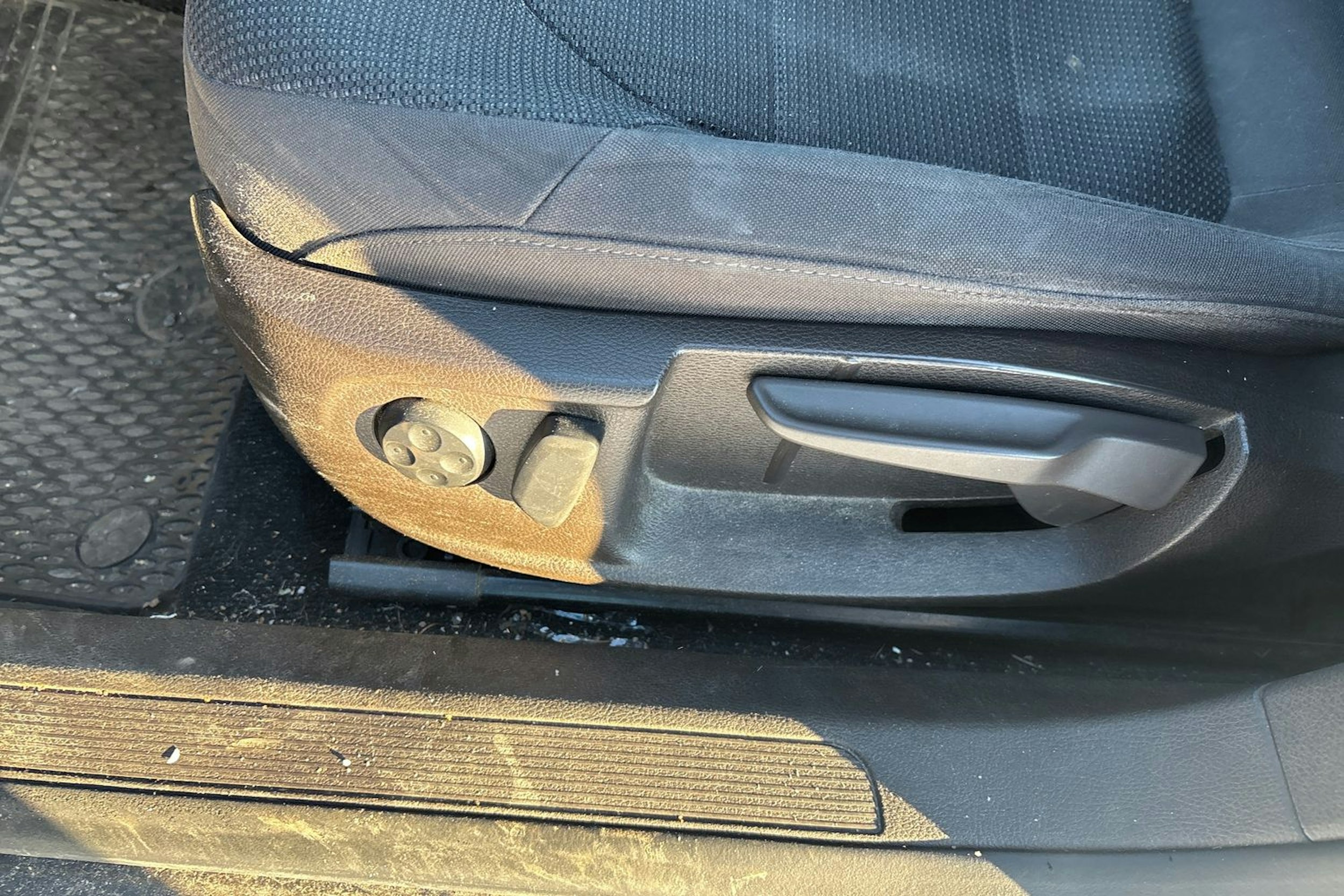 ruskea (beige) Volkswagen Passat 2011 kuva 16.