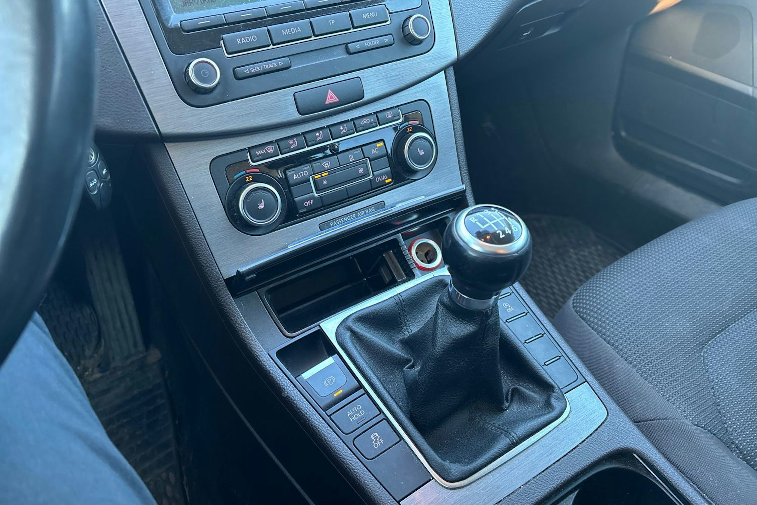 ruskea (beige) Volkswagen Passat 2011 kuva 19.