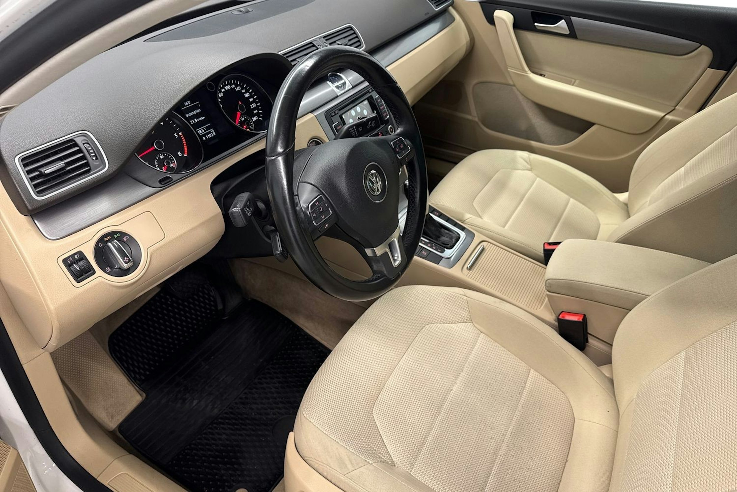 valkoinen Volkswagen Passat 2011 kuva 7.