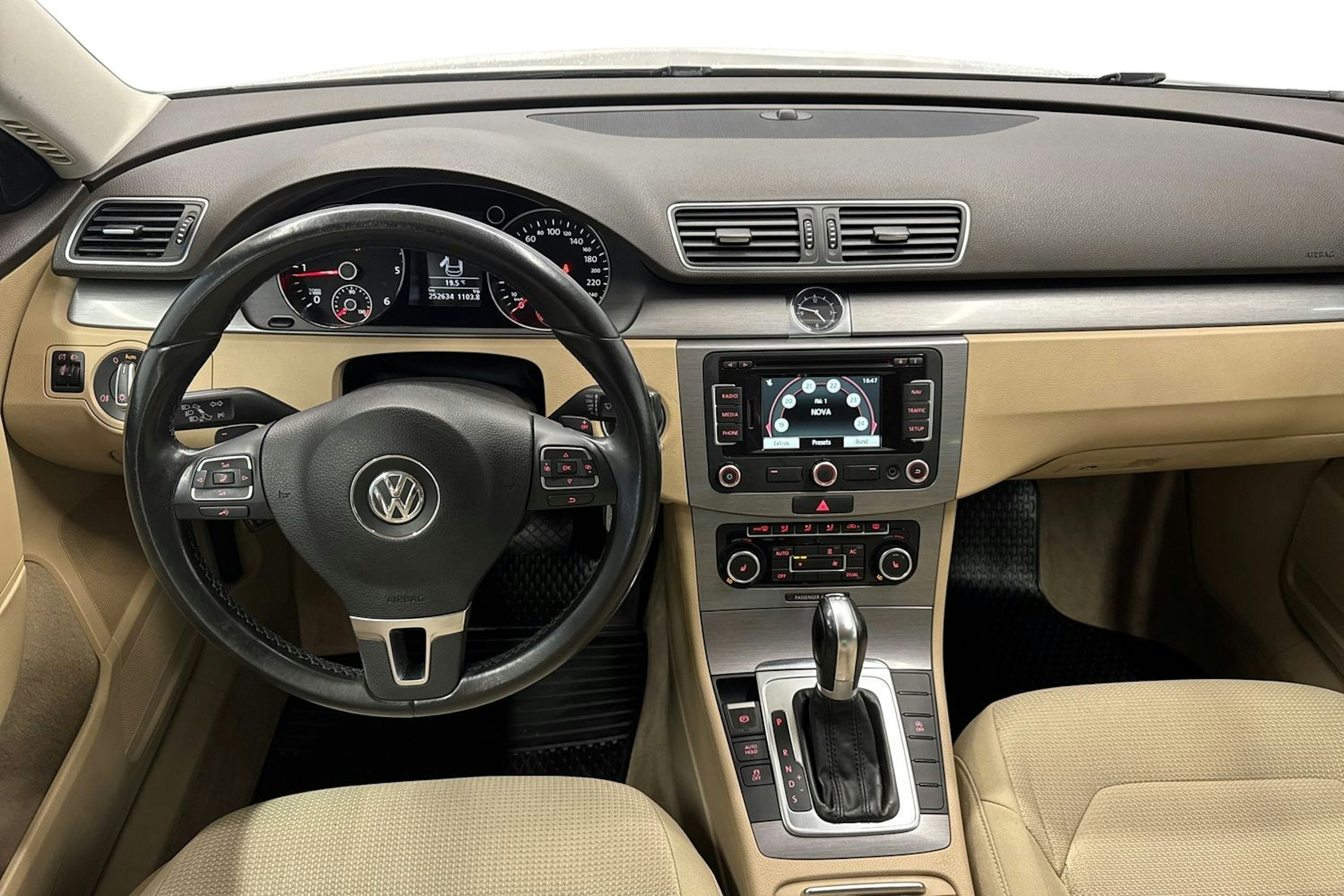 valkoinen Volkswagen Passat 2011 kuva 9.
