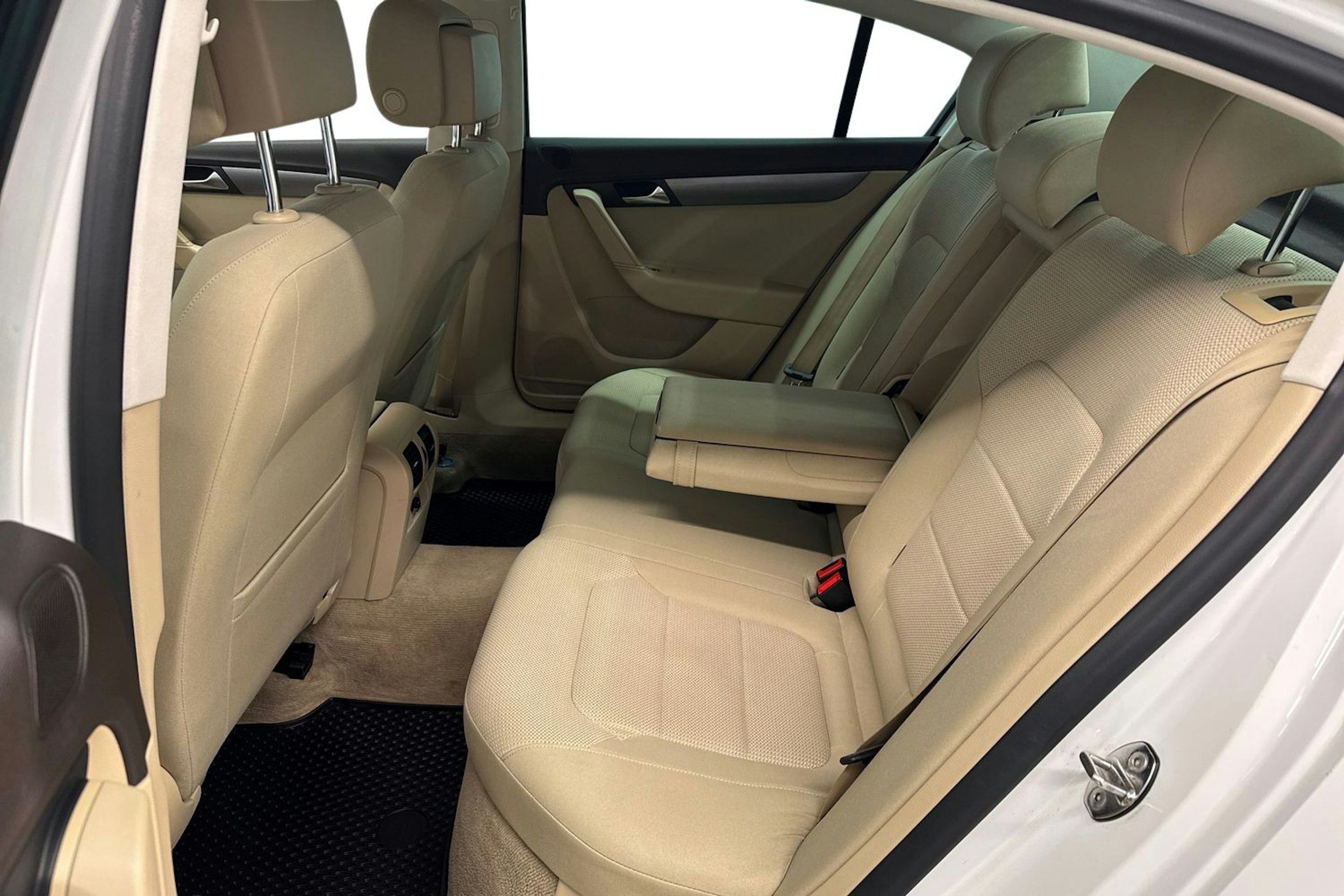 valkoinen Volkswagen Passat 2011 kuva 10.