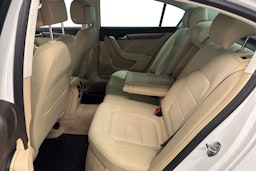 valkoinen Volkswagen Passat 2011 kuva 10.