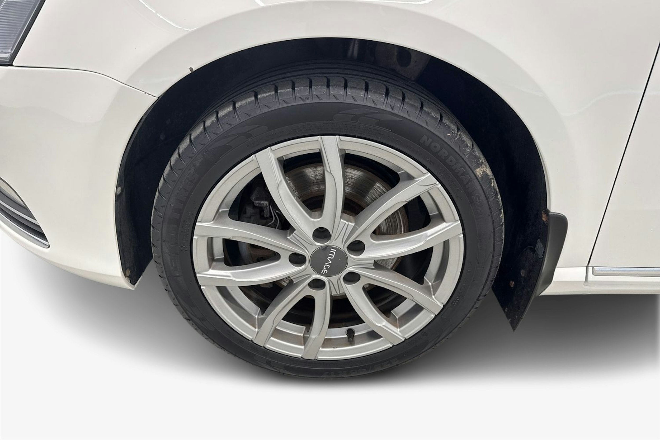 valkoinen Volkswagen Passat 2011 kuva 11.