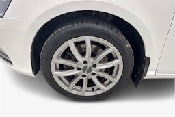 valkoinen Volkswagen Passat 2011 kuva 11.