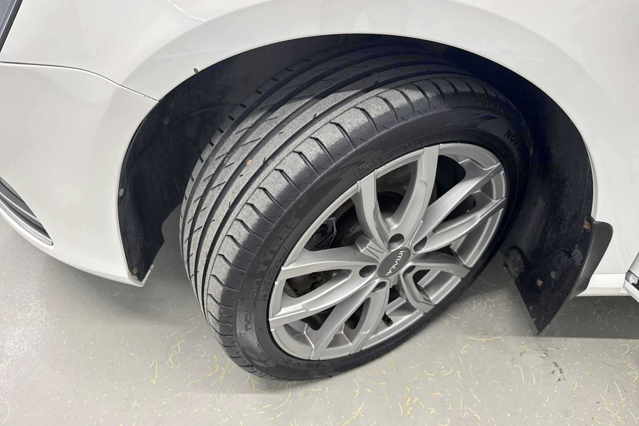 valkoinen Volkswagen Passat 2011 kuva 13.
