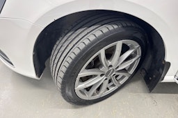 valkoinen Volkswagen Passat 2011 kuva 13.