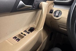 valkoinen Volkswagen Passat 2011 kuva 18.