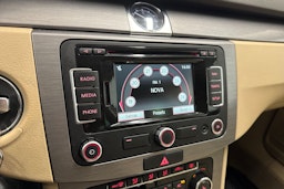 valkoinen Volkswagen Passat 2011 kuva 19.