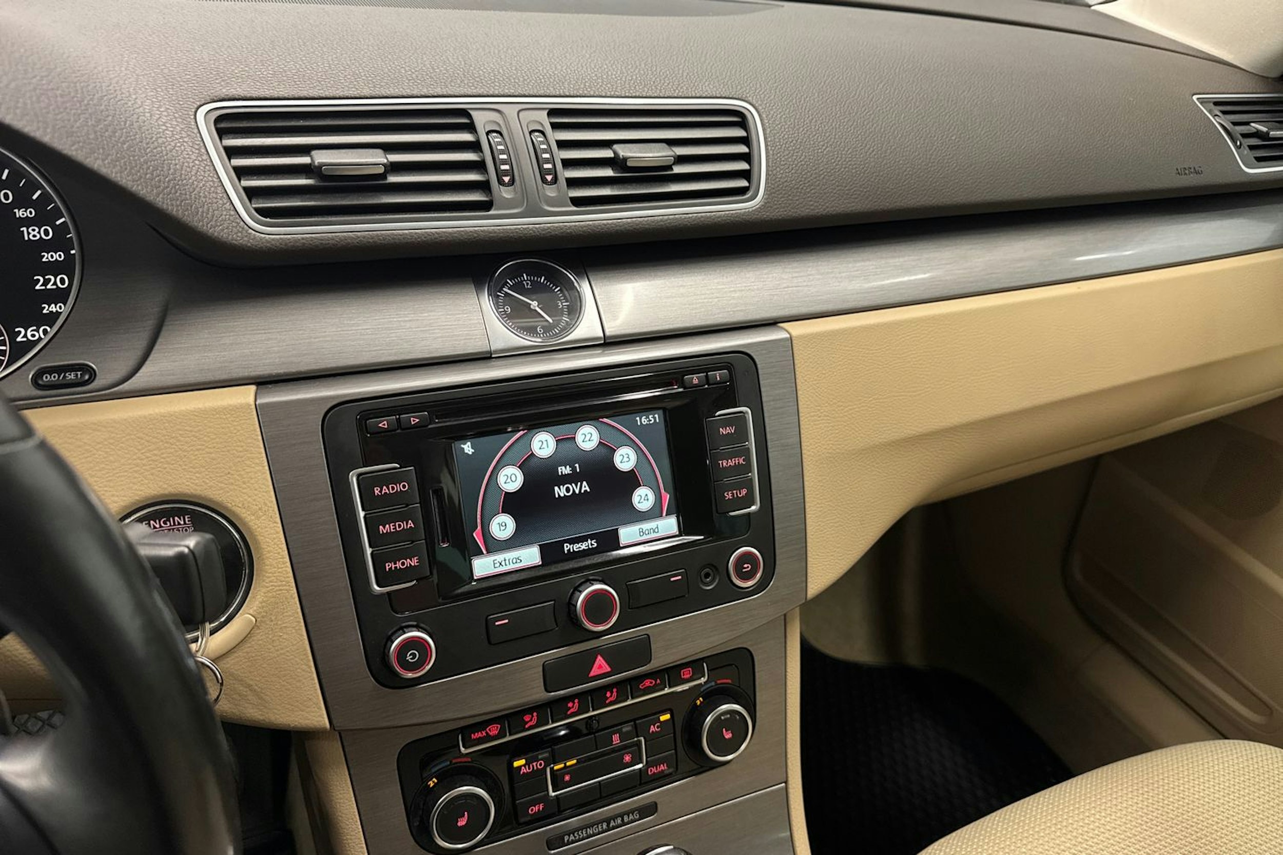 valkoinen Volkswagen Passat 2011 kuva 21.
