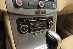 valkoinen Volkswagen Passat 2011 kuva 22.