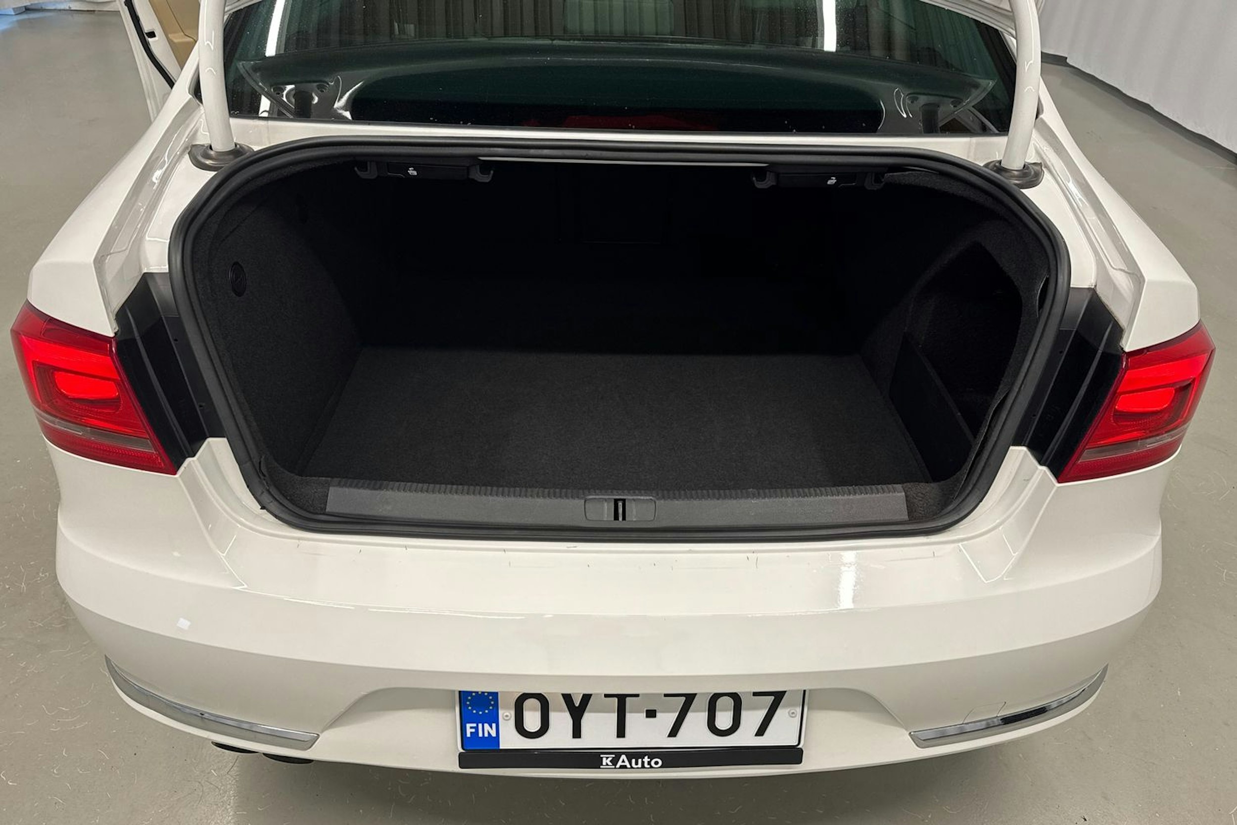 valkoinen Volkswagen Passat 2011 kuva 26.