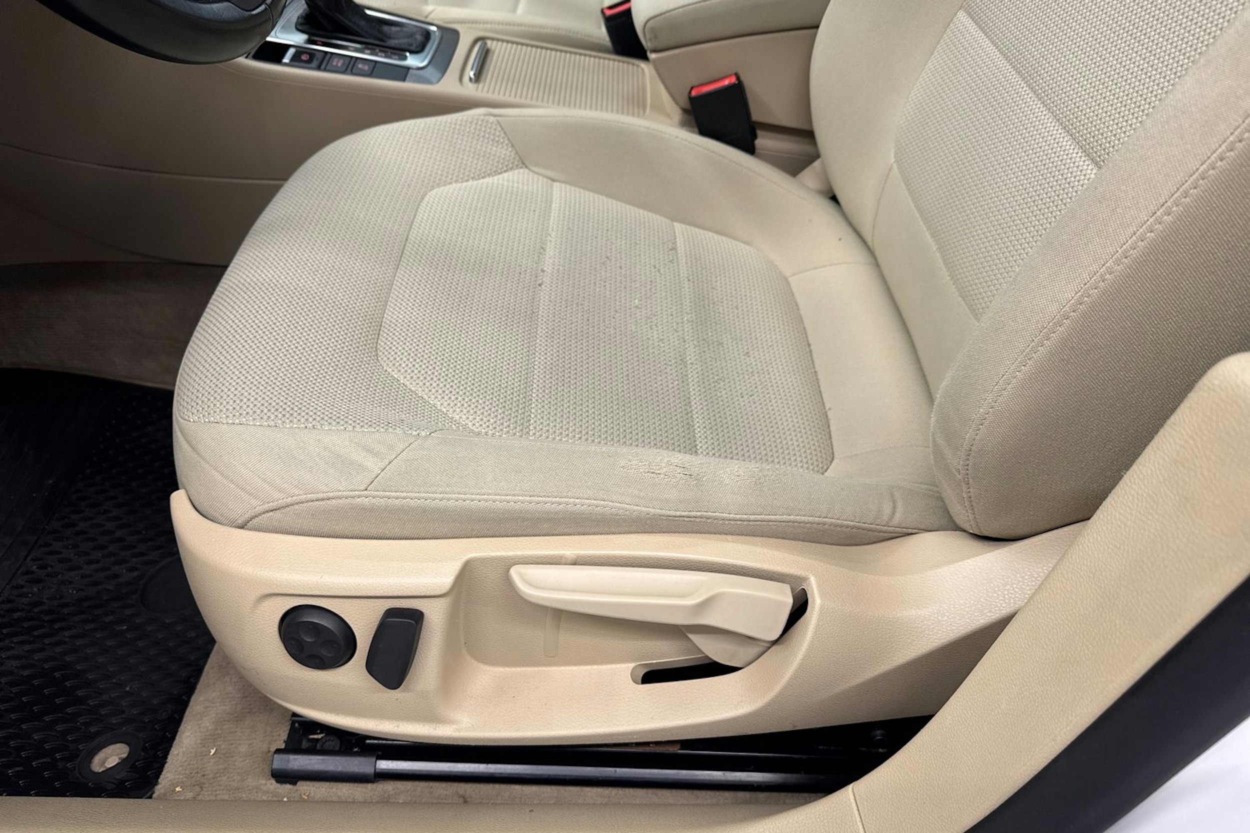 valkoinen Volkswagen Passat 2011 kuva 27.