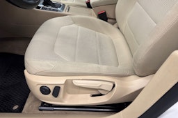 valkoinen Volkswagen Passat 2011 kuva 27.