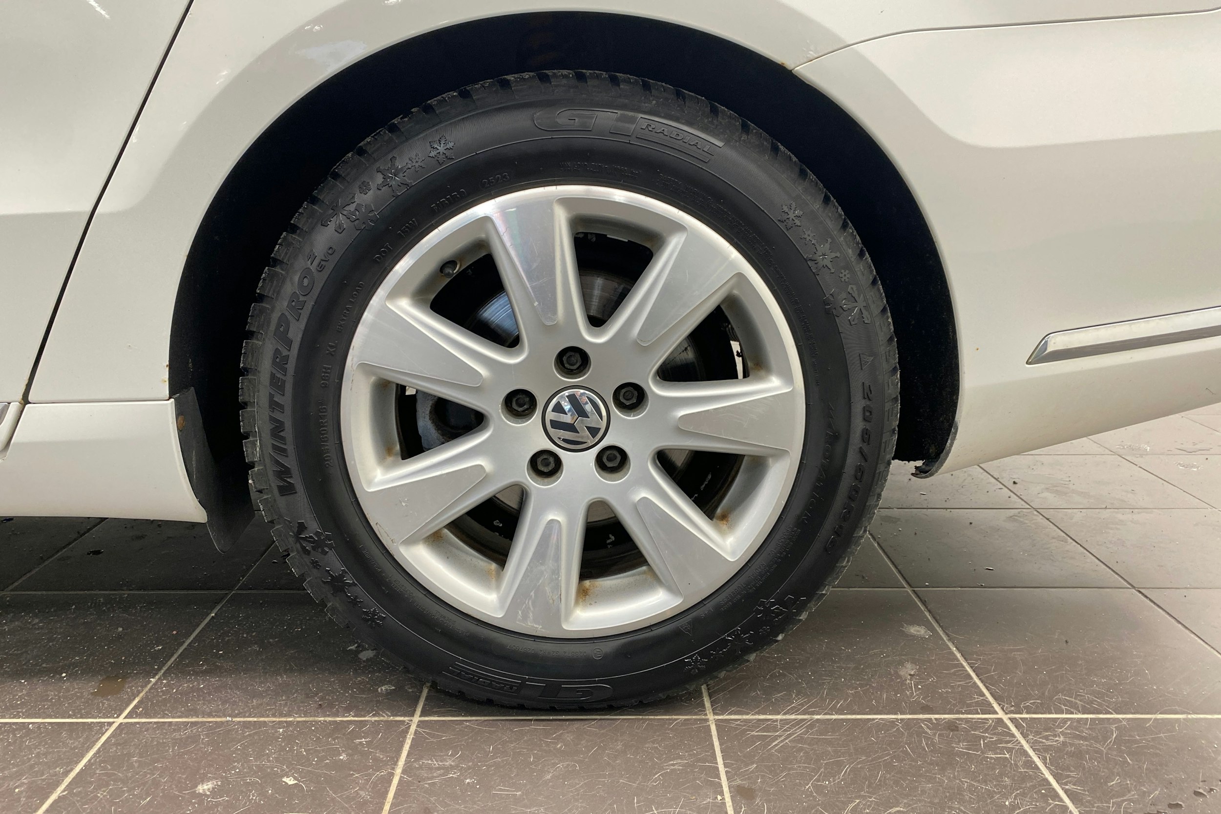 valkoinen Volkswagen Passat 2011 kuva 13.