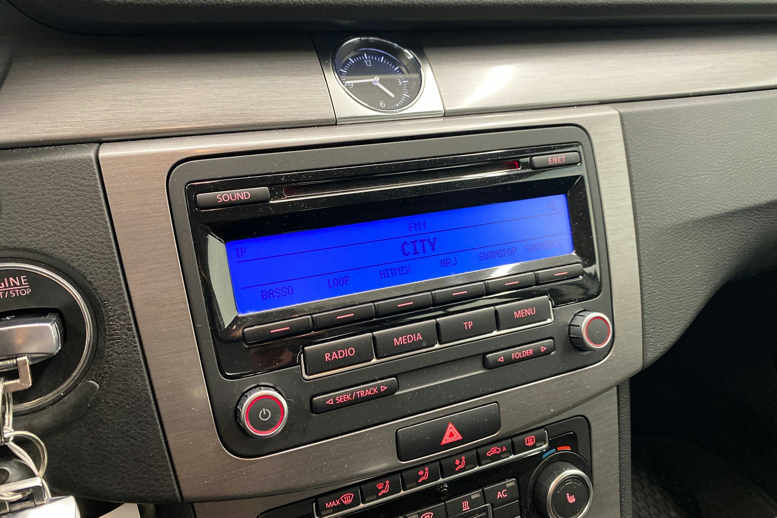 valkoinen Volkswagen Passat 2011 kuva 15.