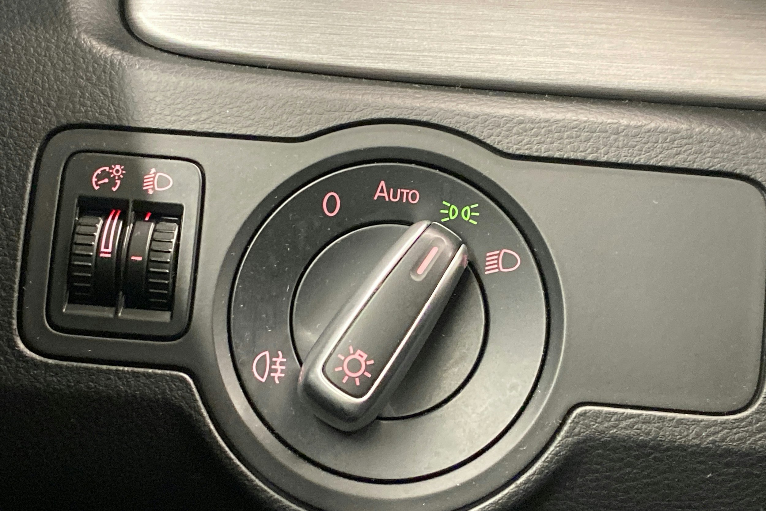 valkoinen Volkswagen Passat 2011 kuva 18.