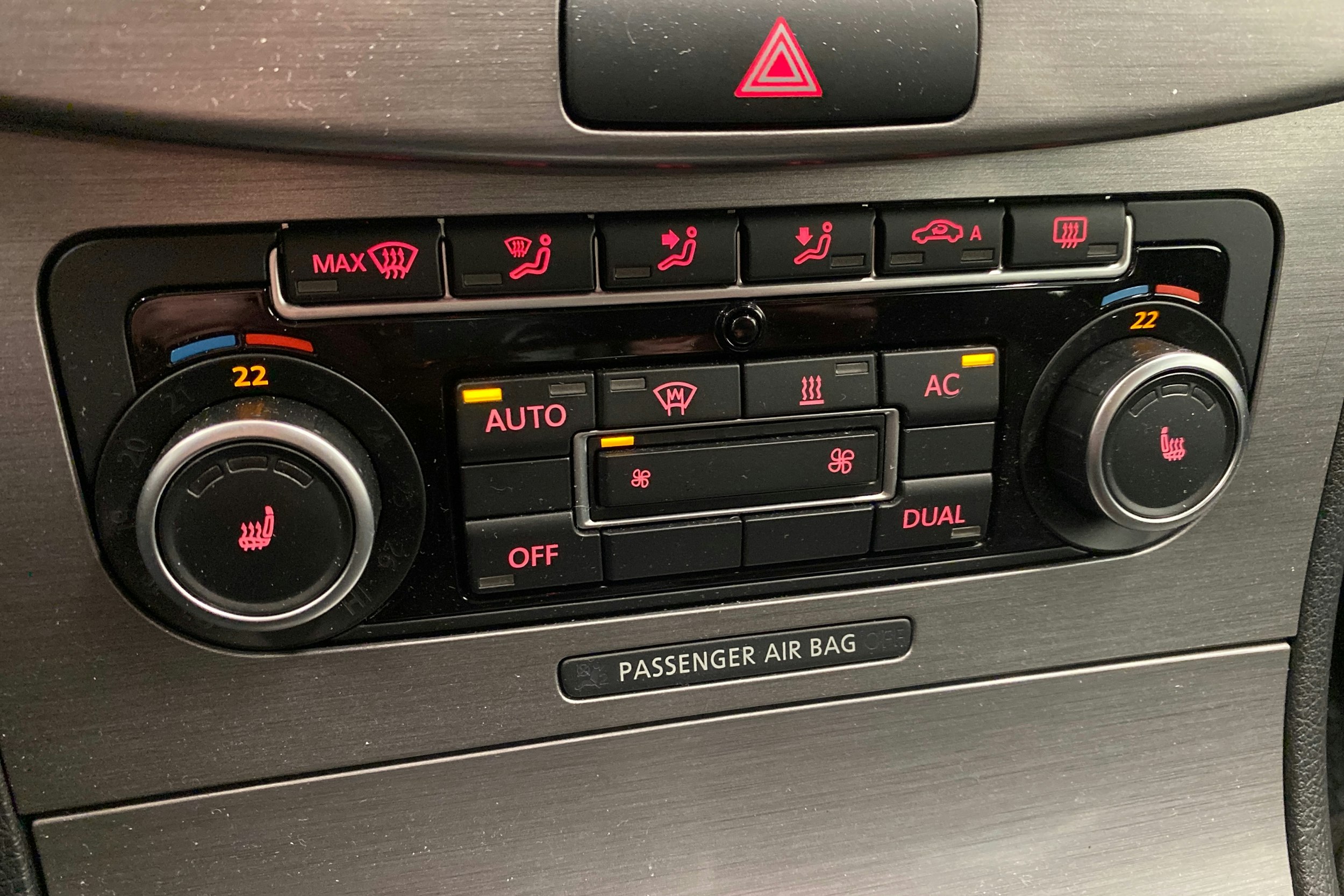 valkoinen Volkswagen Passat 2011 kuva 20.