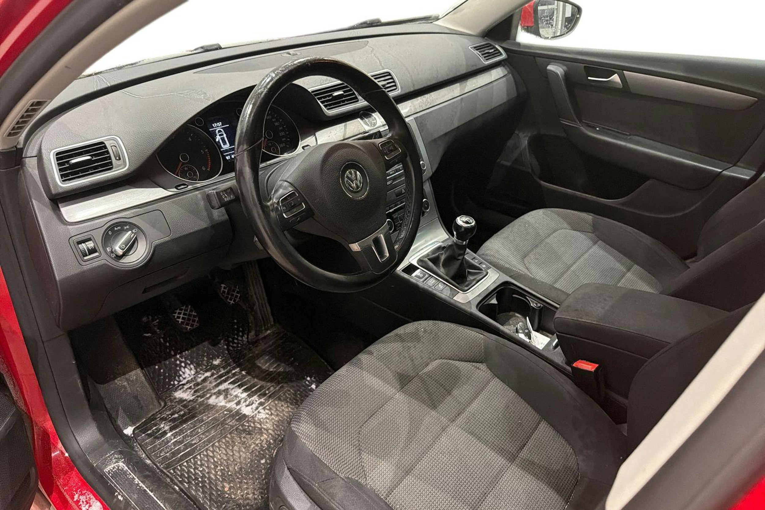 punainen Volkswagen Passat 2011 kuva 3.