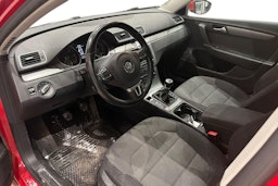 punainen Volkswagen Passat 2011 kuva 3.