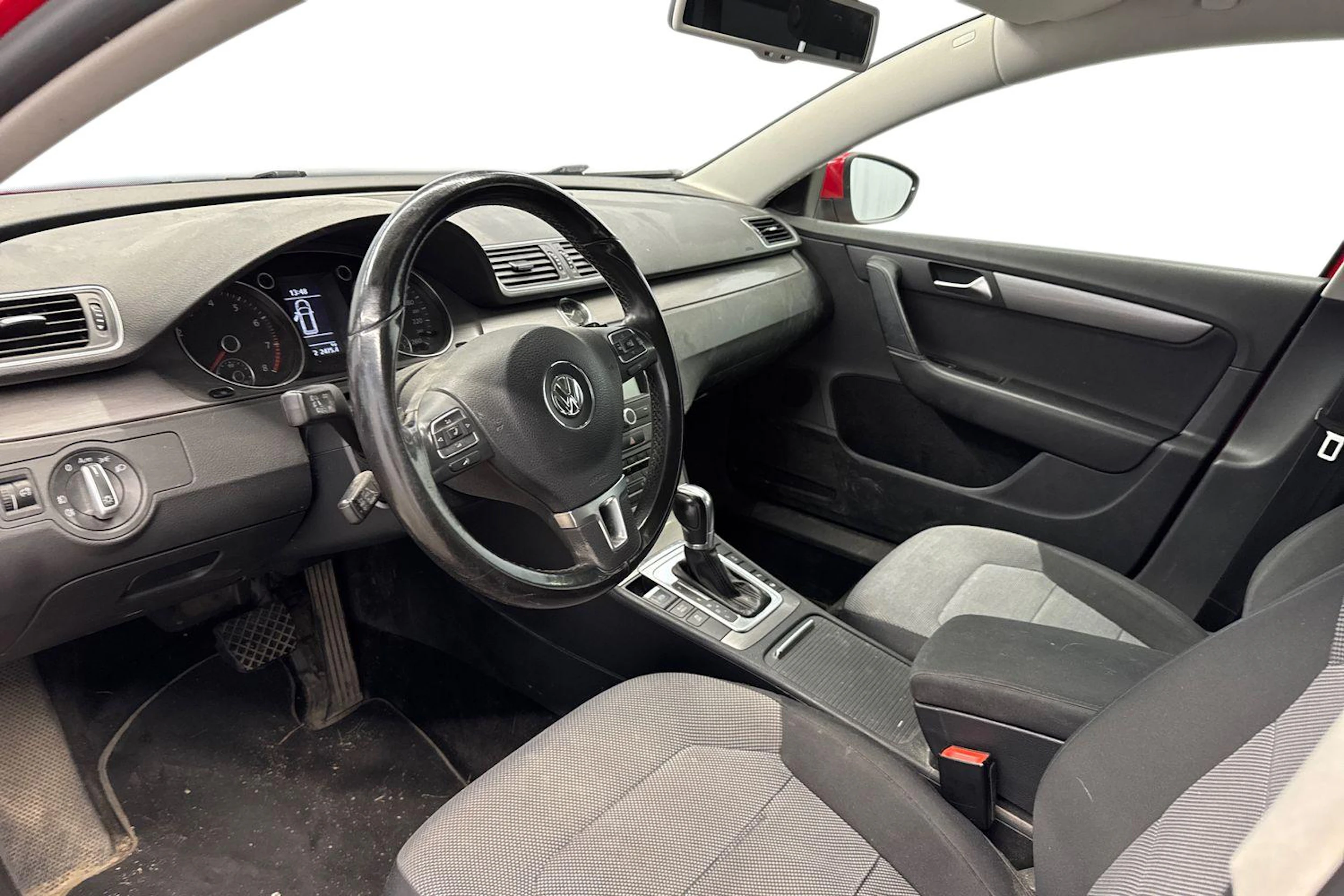 punainen Volkswagen Passat 2011 kuva 6.