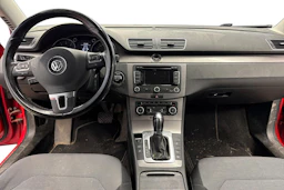 punainen Volkswagen Passat 2011 kuva 7.