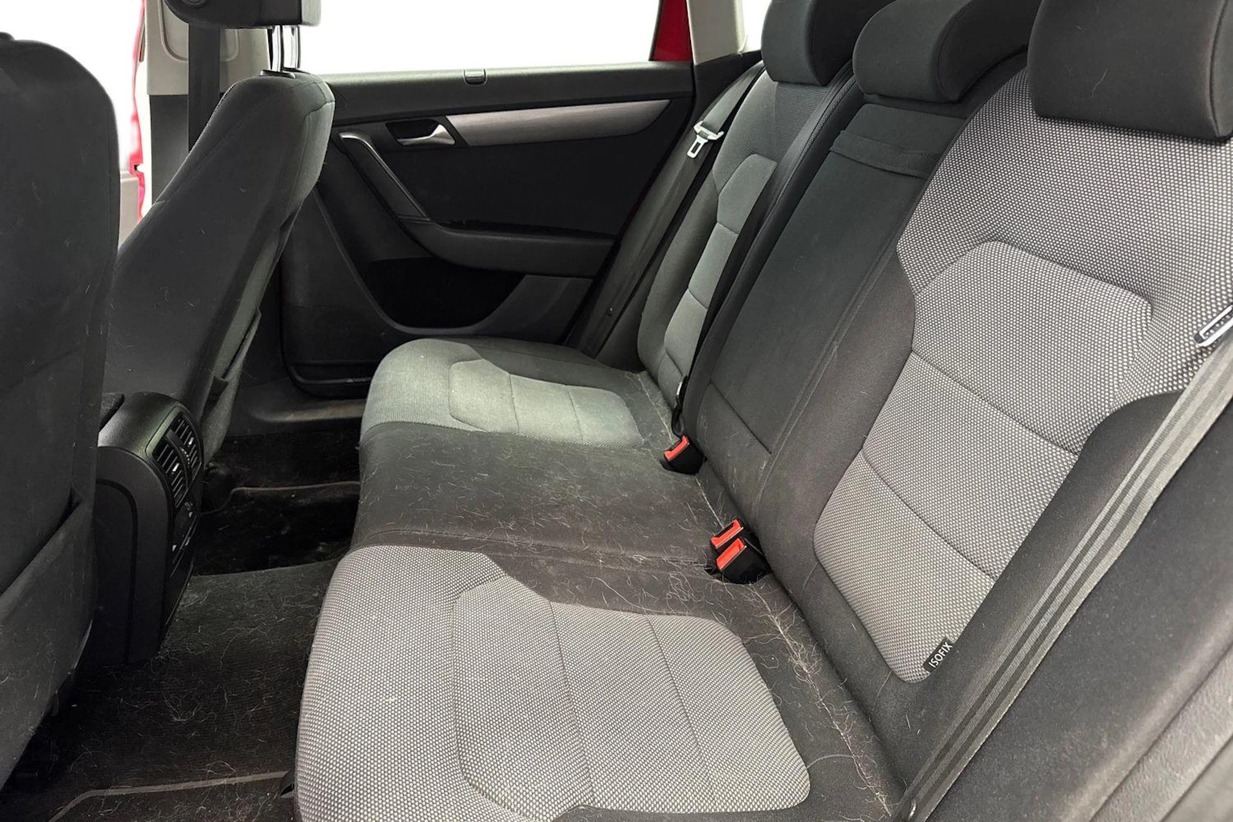 punainen Volkswagen Passat 2011 kuva 8.