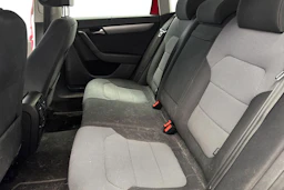 punainen Volkswagen Passat 2011 kuva 8.