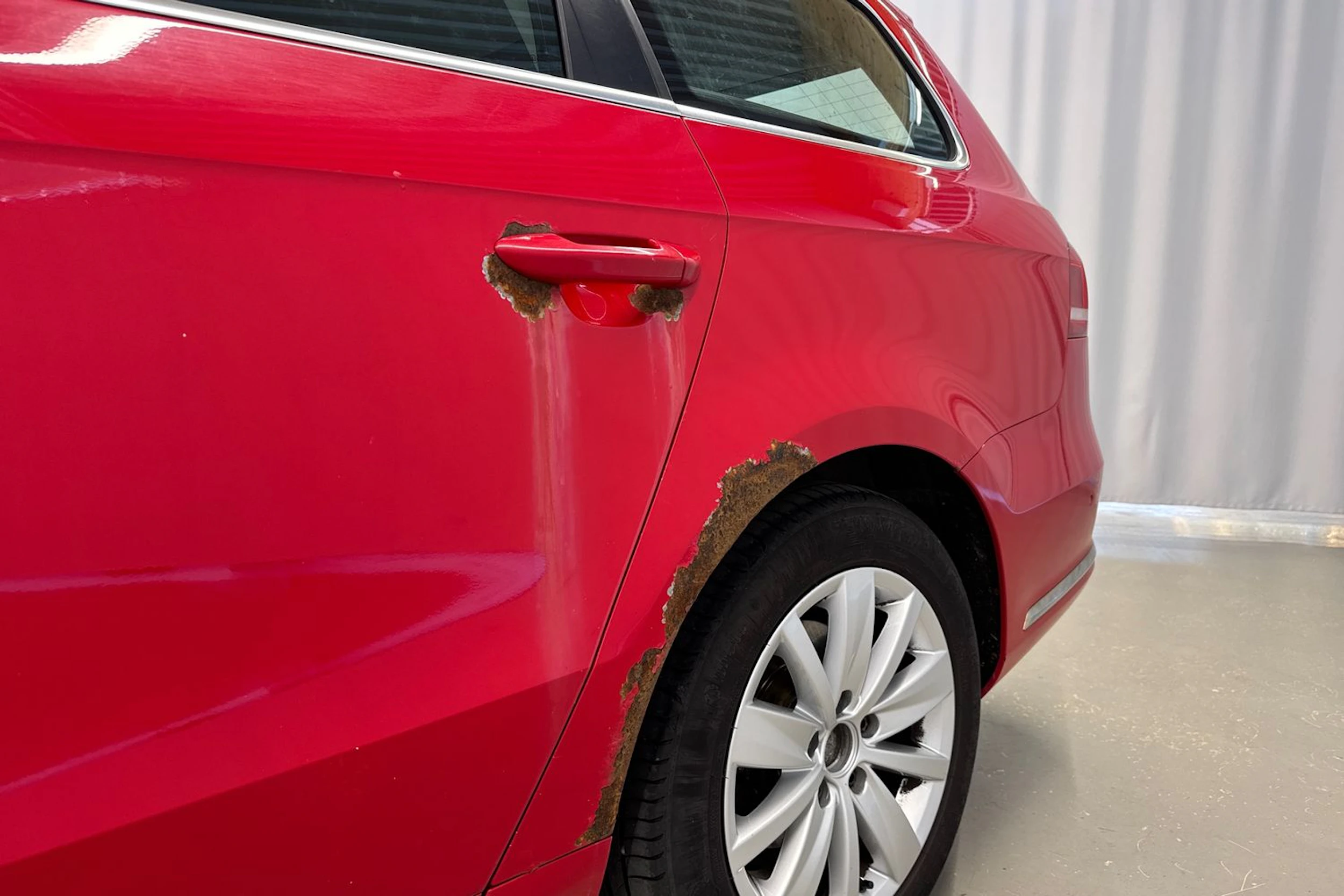punainen Volkswagen Passat 2011 kuva 14.