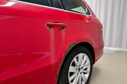 punainen Volkswagen Passat 2011 kuva 14.