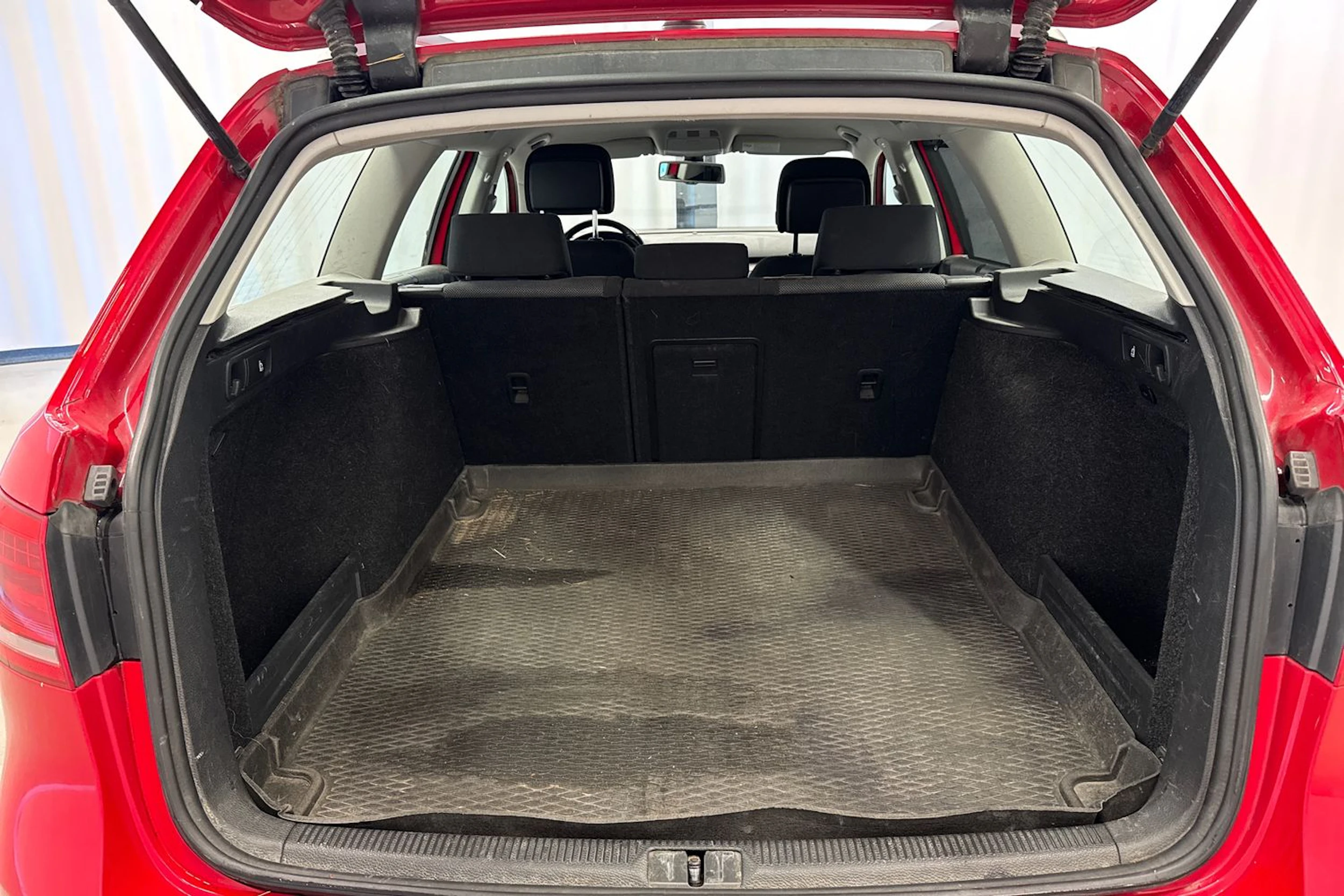 punainen Volkswagen Passat 2011 kuva 22.