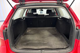 punainen Volkswagen Passat 2011 kuva 22.