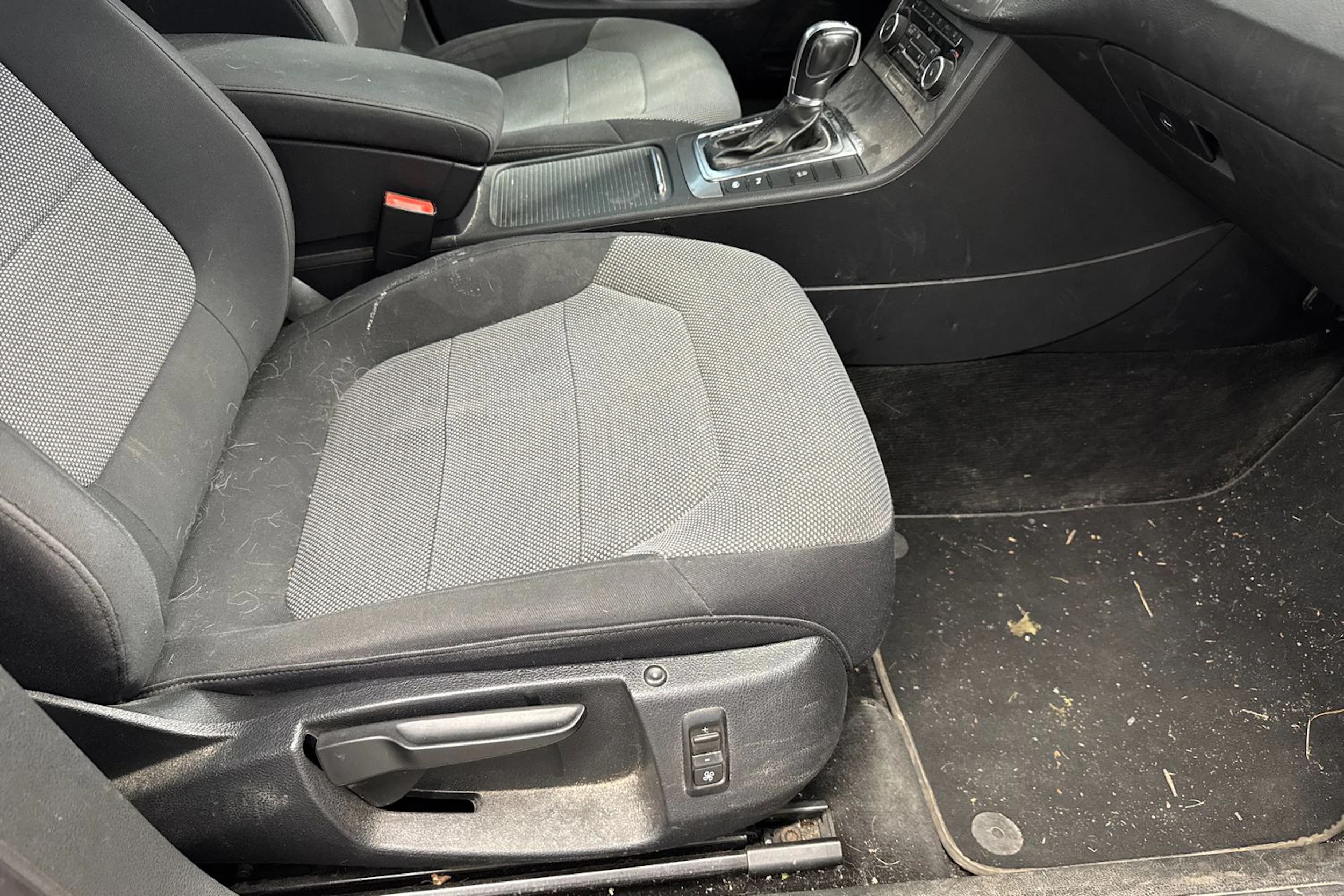 punainen Volkswagen Passat 2011 kuva 24.