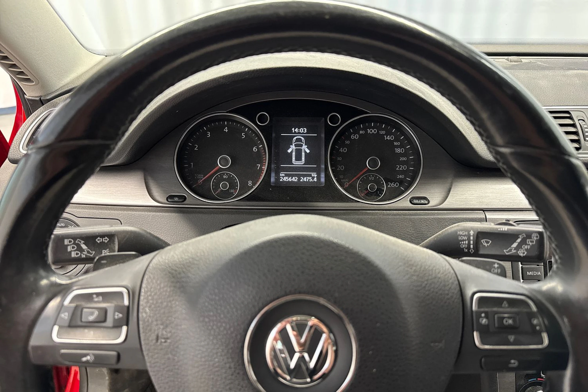 punainen Volkswagen Passat 2011 kuva 29.